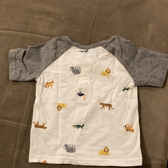Carter’s 18M short sleeve tee with 3 buttons up the chest. Safari design. EUC - Picture 3 of 3